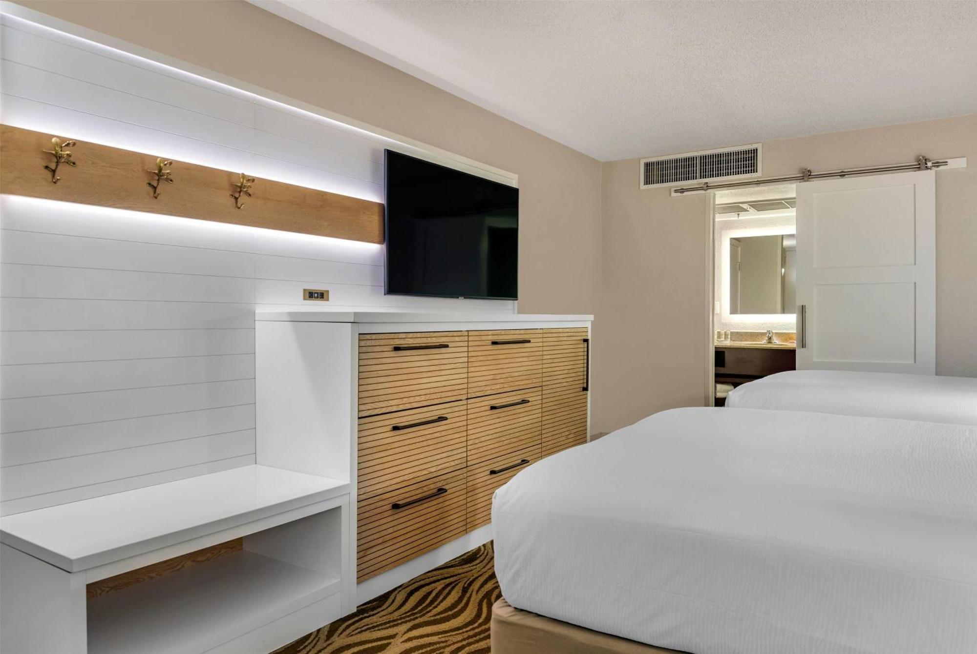 Quarto Standard com 2 Camas de Casal e Vista do Lago