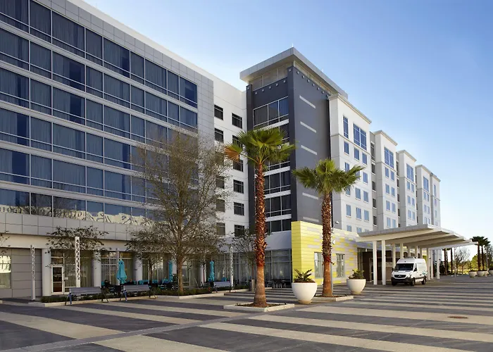 Hotel with Tennis: Courtyard By Marriott Orlando Lake Nona
